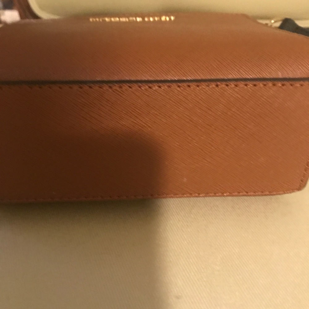 Auth. Michael Kors crossbody bag- like new& dust bag reduced - Picture 5 of 9